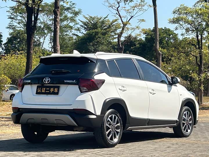 Фото 5 - Toyota Yaris L Hatchback