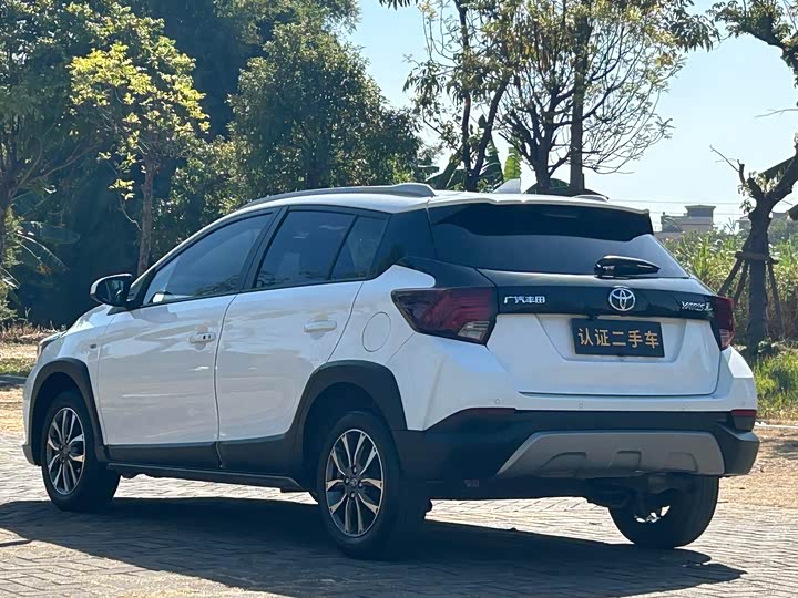 Фото 6 - Toyota Yaris L Hatchback