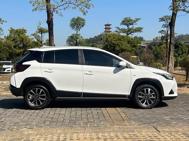 Фото 7 - Toyota Yaris L Hatchback