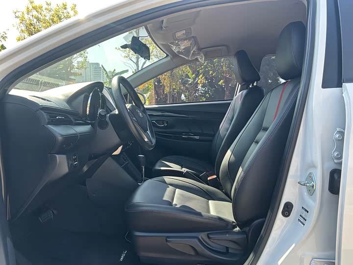 Фото 8 - Toyota Yaris L Hatchback