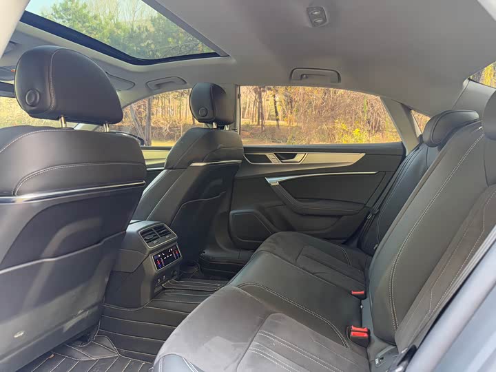 Фото 11 - Audi A7L