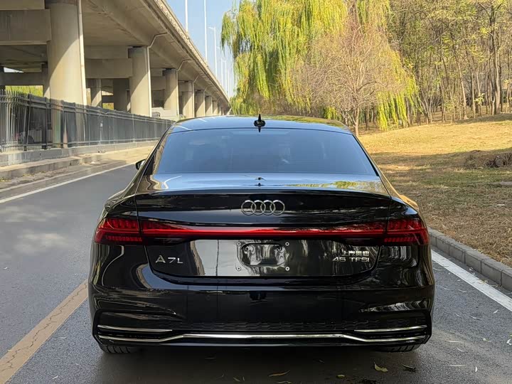 Фото 4 - Audi A7L