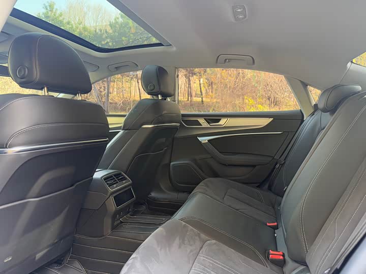 Фото 6 - Audi A7L