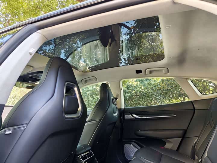 Фото 12 - Zeekr 001