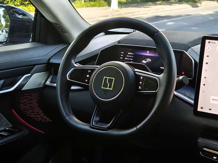 Фото 7 - Zeekr 001