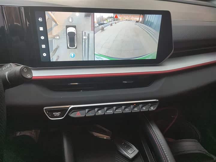 Фото 13 - Geely Coolray