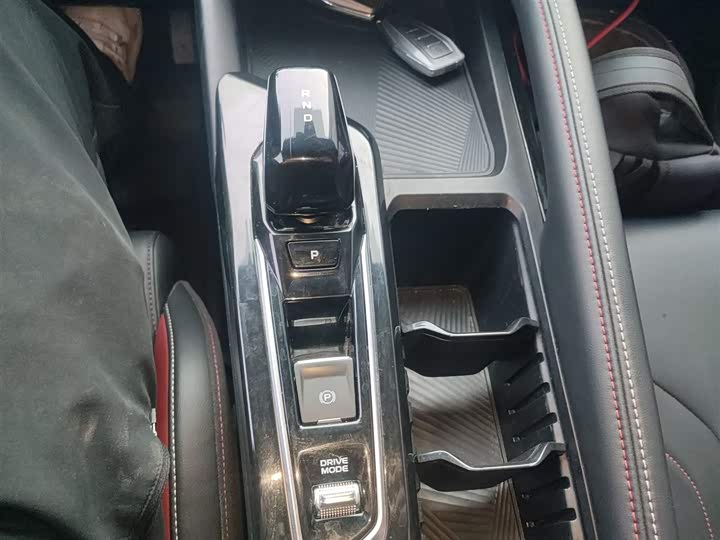 Фото 14 - Geely Coolray