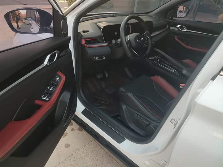 Фото 16 - Geely Coolray