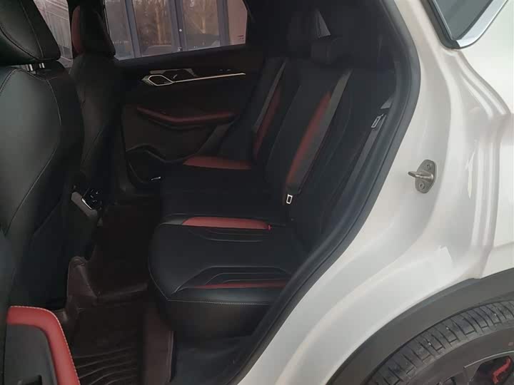 Фото 17 - Geely Coolray