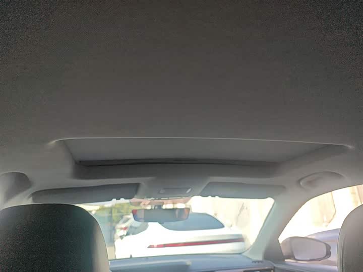 Фото 18 - Roewe i5