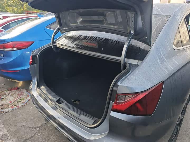 Фото 19 - Roewe i5