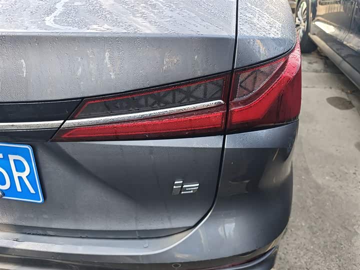 Фото 8 - Roewe i5