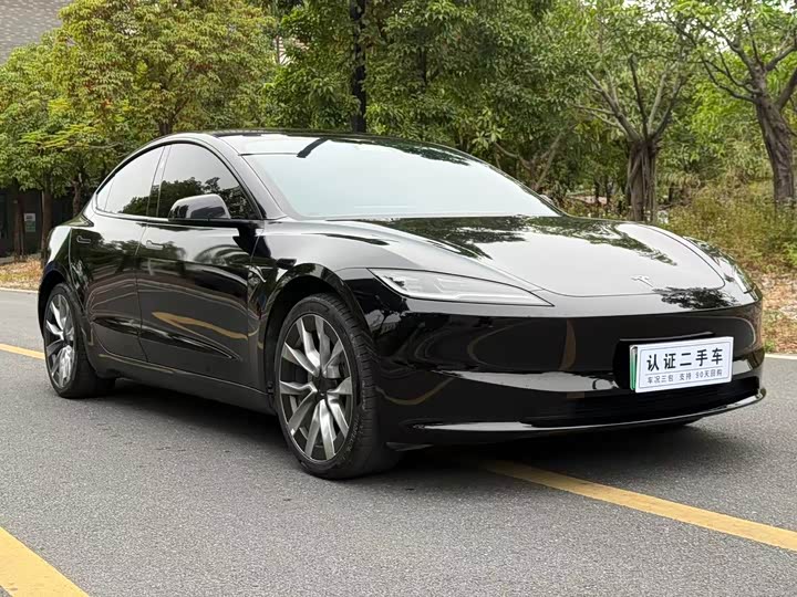 Фото 3 - Tesla Model 3