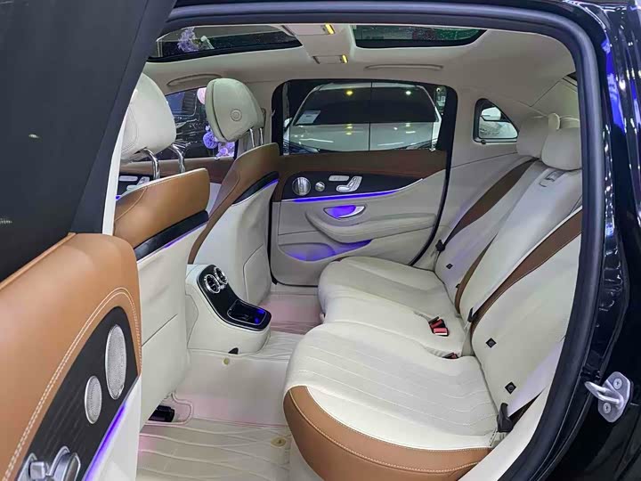 Фото 10 - Mercedes-Benz E-Class