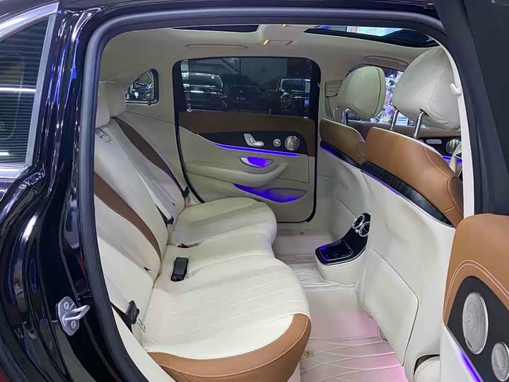 Фото 19 - Mercedes-Benz E-Class