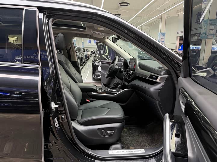 Фото 14 - Toyota Highlander