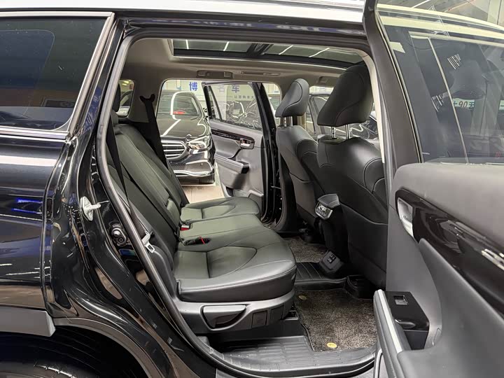 Фото 15 - Toyota Highlander