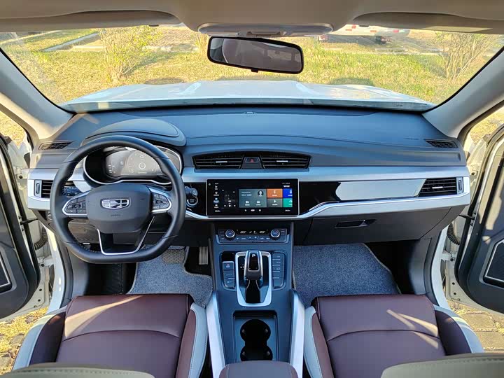 Фото 10 - Geely Atlas