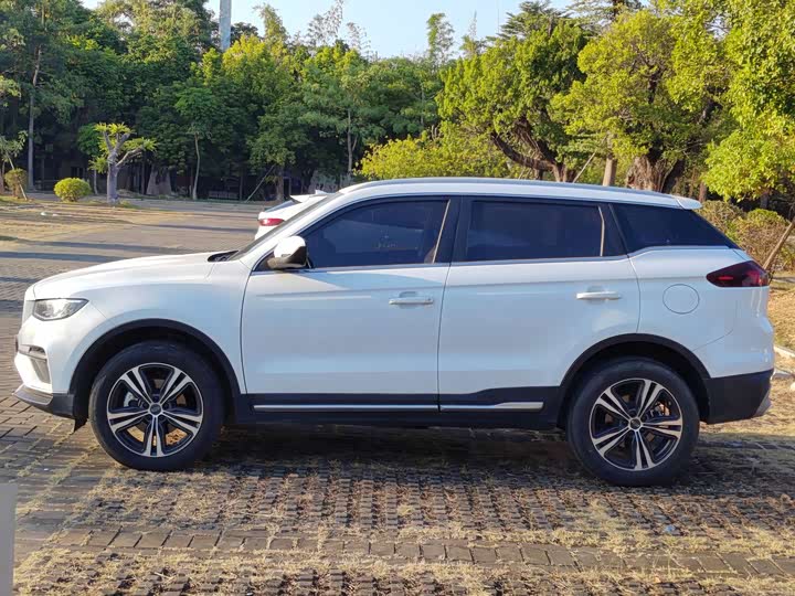 Фото 11 - Geely Atlas