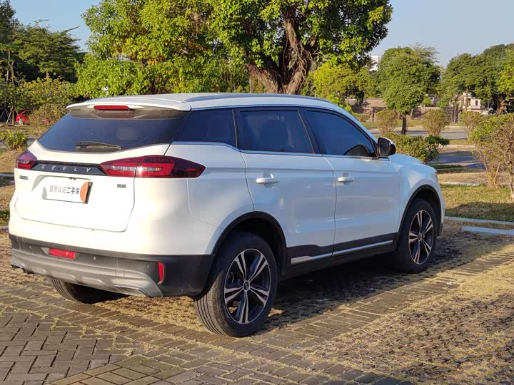 Фото 12 - Geely Atlas