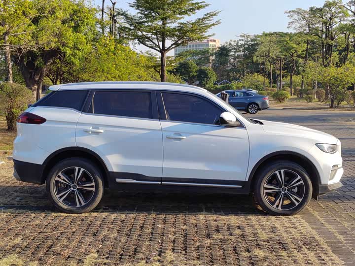 Фото 13 - Geely Atlas