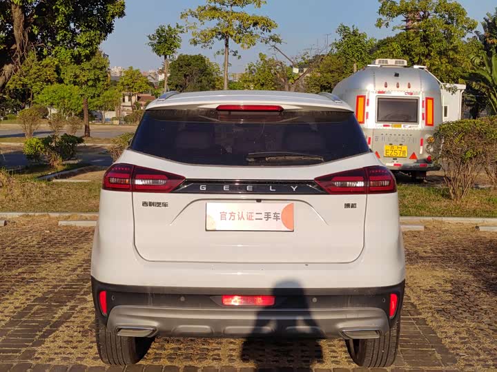 Фото 14 - Geely Atlas