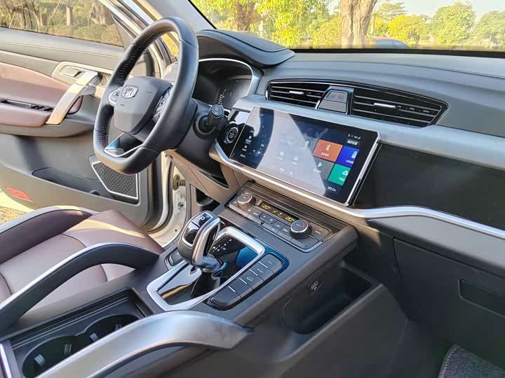 Фото 7 - Geely Atlas