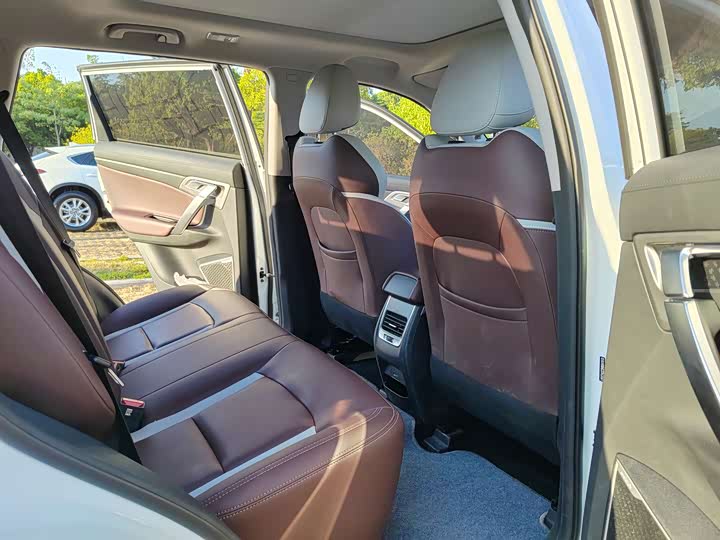 Фото 8 - Geely Atlas