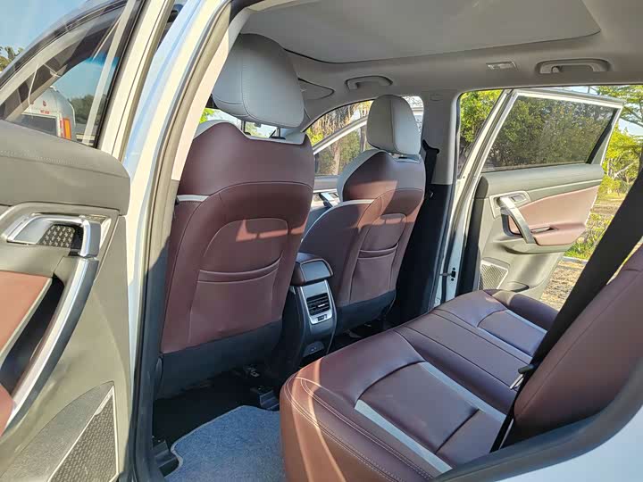 Фото 9 - Geely Atlas