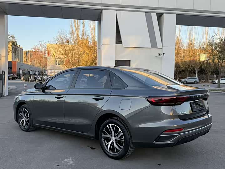 Фото 7 - Geely Emgrand