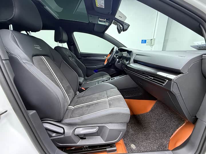 Фото 10 - Volkswagen Golf