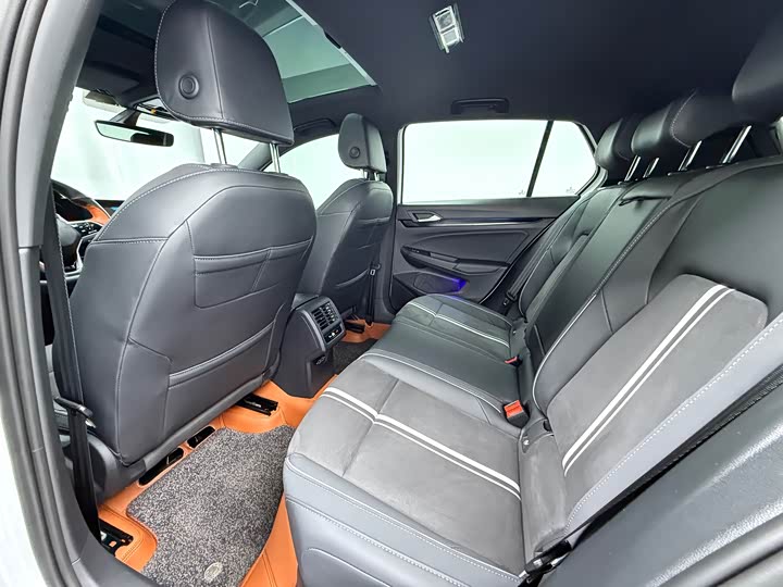 Фото 8 - Volkswagen Golf