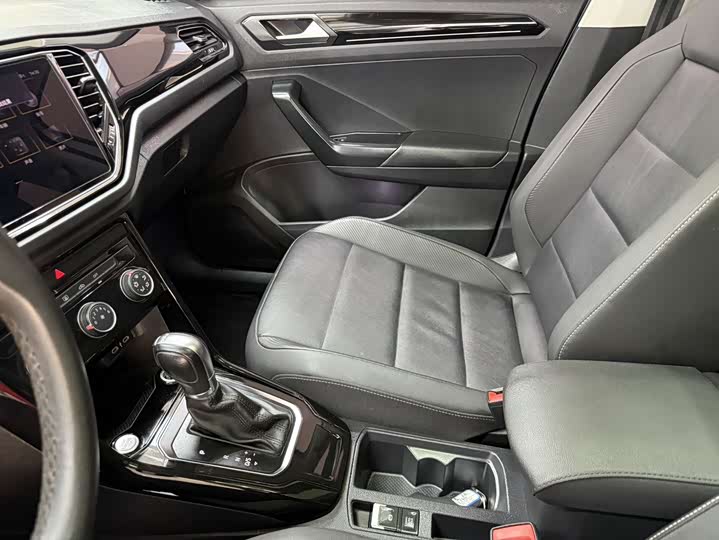 Фото 13 - Volkswagen T-Roc