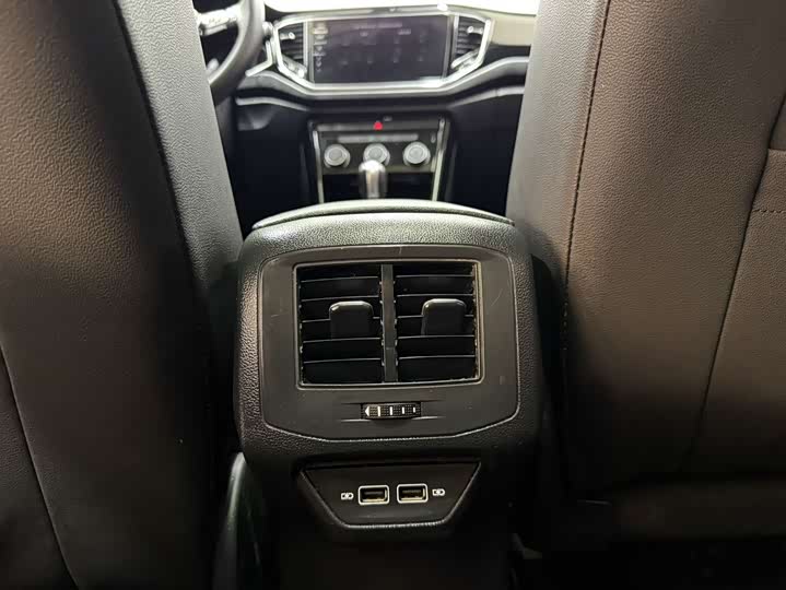 Фото 19 - Volkswagen T-Roc