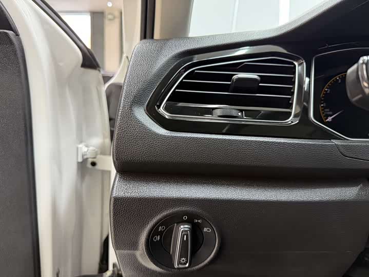 Фото 9 - Volkswagen T-Roc