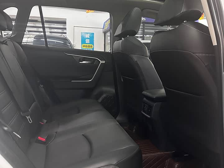 Фото 10 - Toyota RAV4