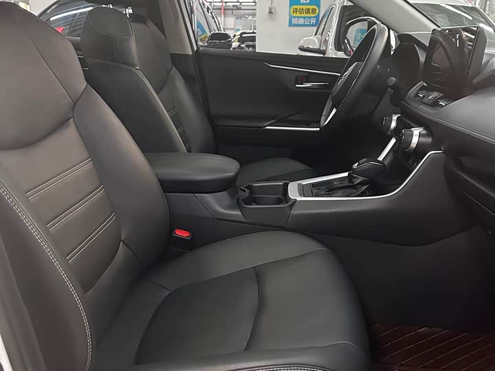 Фото 11 - Toyota RAV4