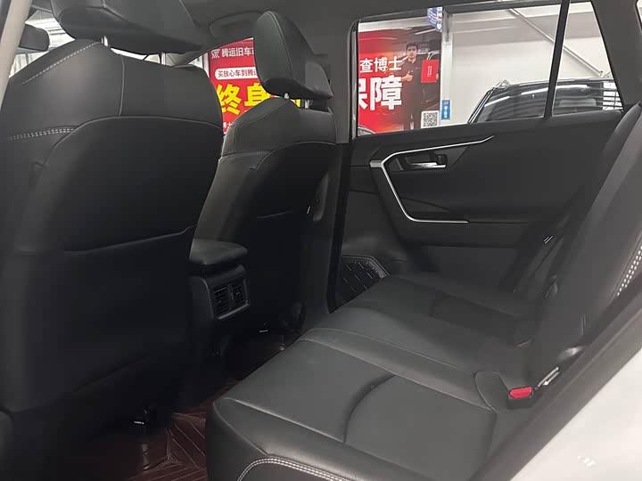 Фото 9 - Toyota RAV4