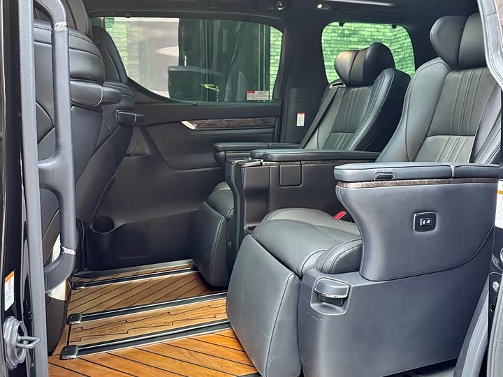 Фото 6 - Toyota Vellfire