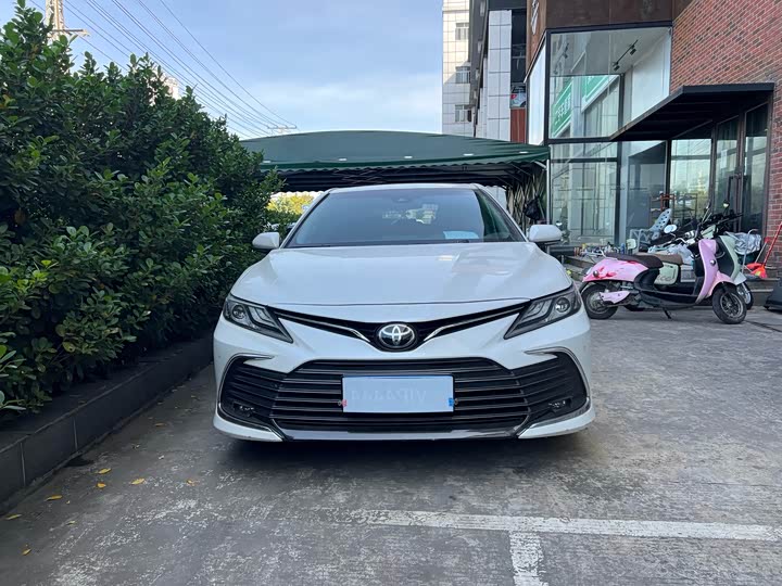 Фото 2 - Toyota Camry