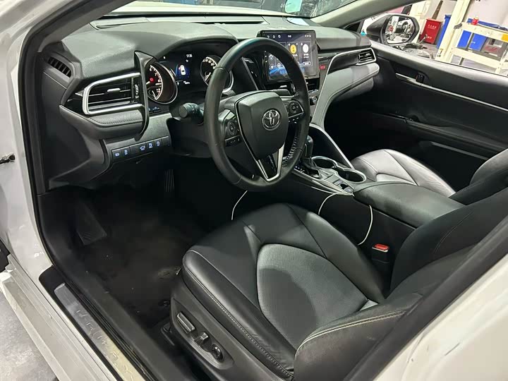 Фото 4 - Toyota Camry