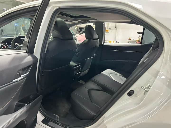 Фото 5 - Toyota Camry