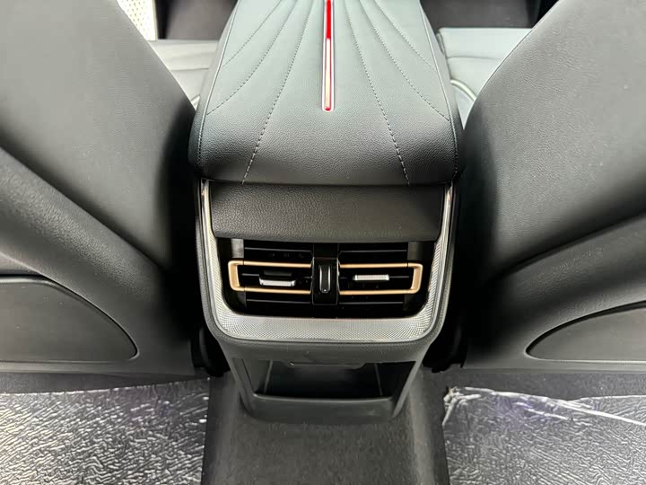 Фото 12 - Hongqi H6