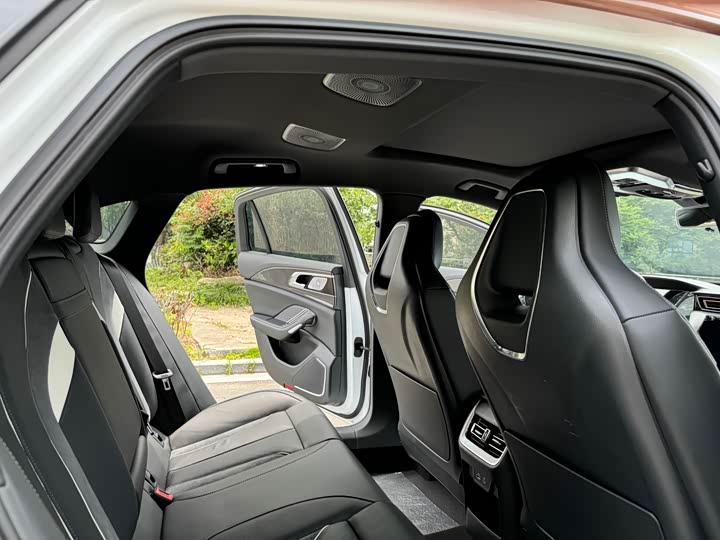 Фото 16 - Hongqi H6