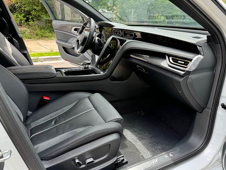 Фото 18 - Hongqi H6