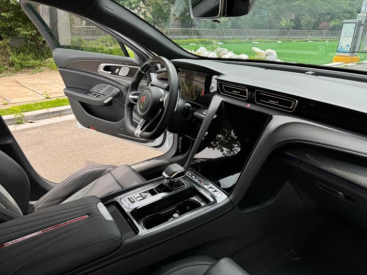 Фото 19 - Hongqi H6