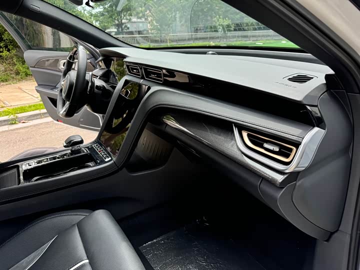 Фото 20 - Hongqi H6