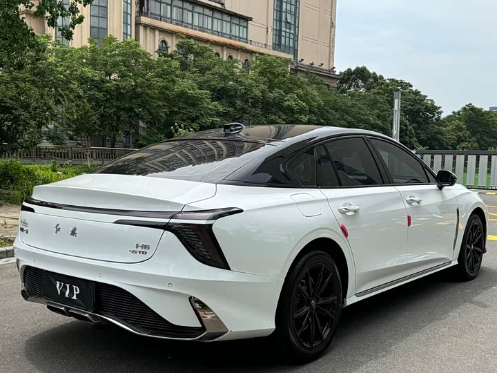 Фото 22 - Hongqi H6