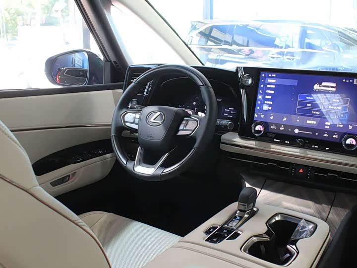 Фото 15 - Lexus LM