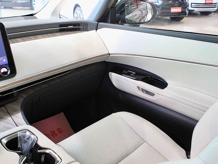 Фото 17 - Lexus LM